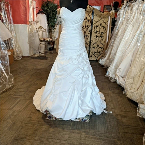 Ella Claire Wedding Bridal Gown - Picture 2 of 5